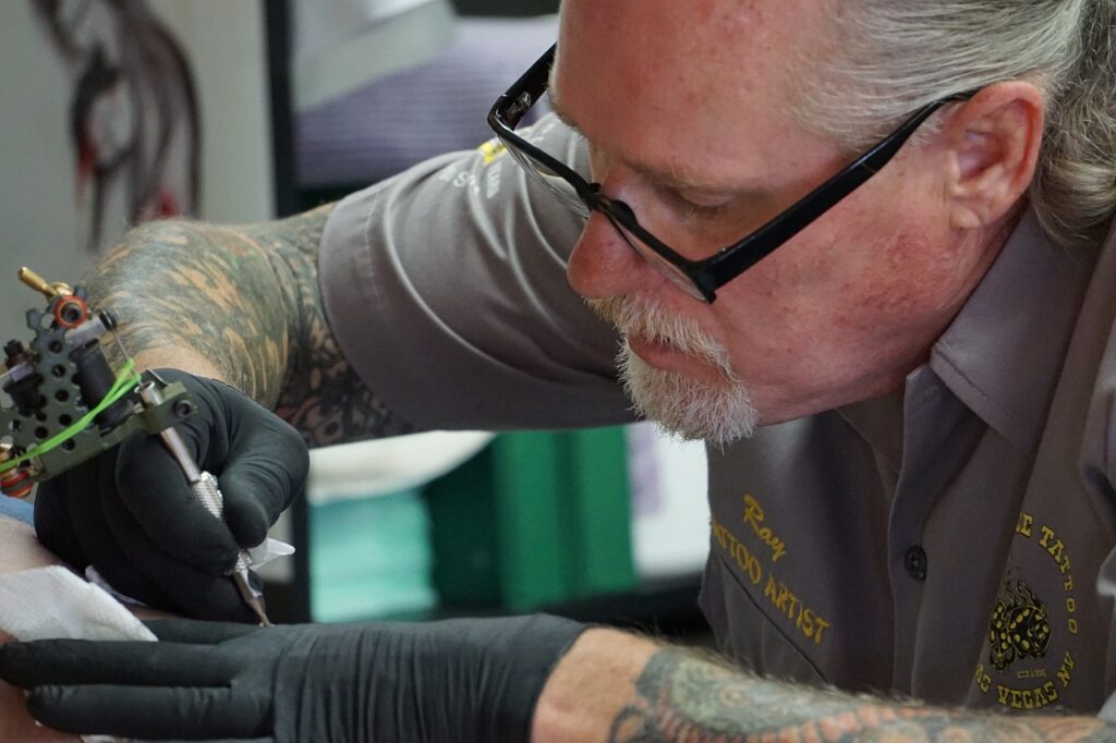 Tattooentfernung im Alter: Vor- und Nachteile für Senioren